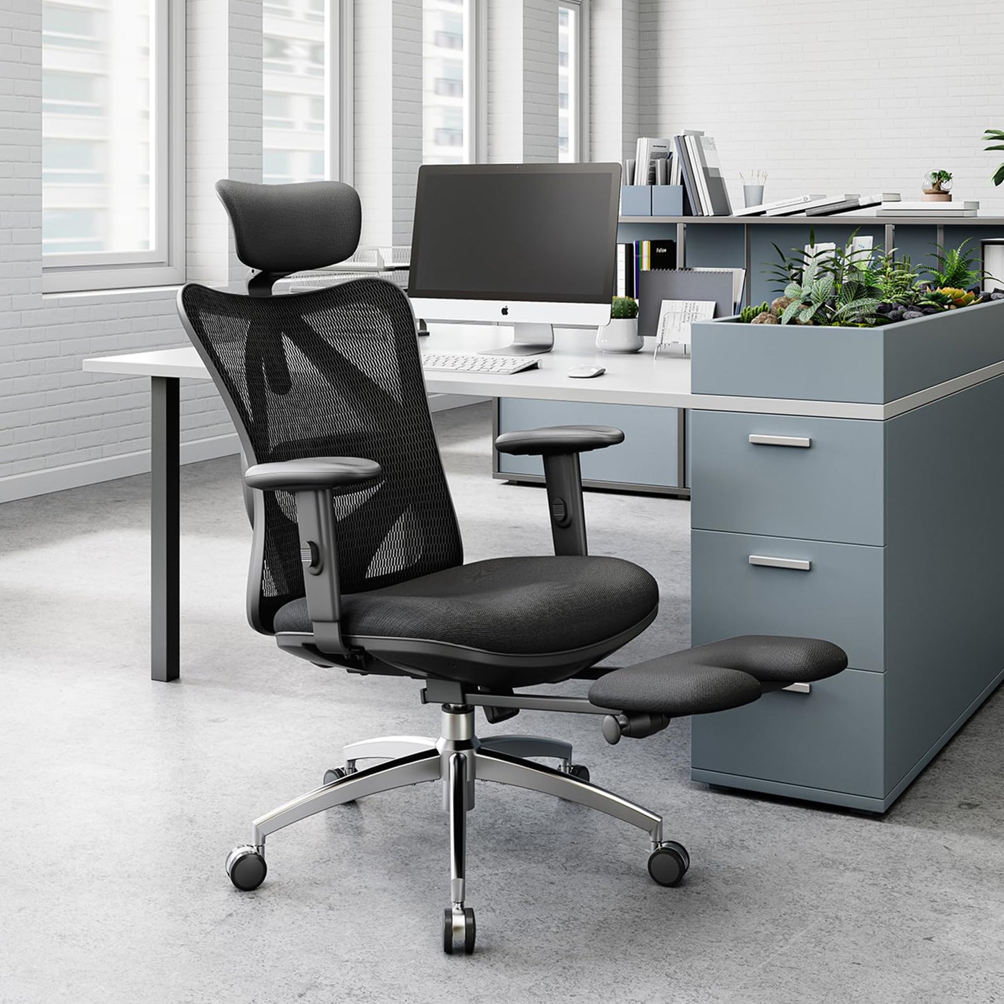 SIHOO Silla de Escritorio Ergonómica Reclinable para Oficina con reposapiés, Silla para Computadora con Respaldo Alto y reposabrazos Ajustable, Malla cómoda y Ruedas Lisas (Negro)